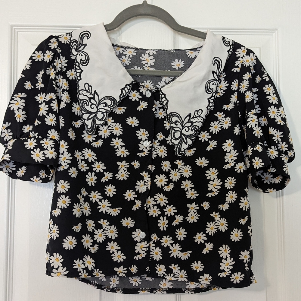 Vintage handmade daisy button up crop top